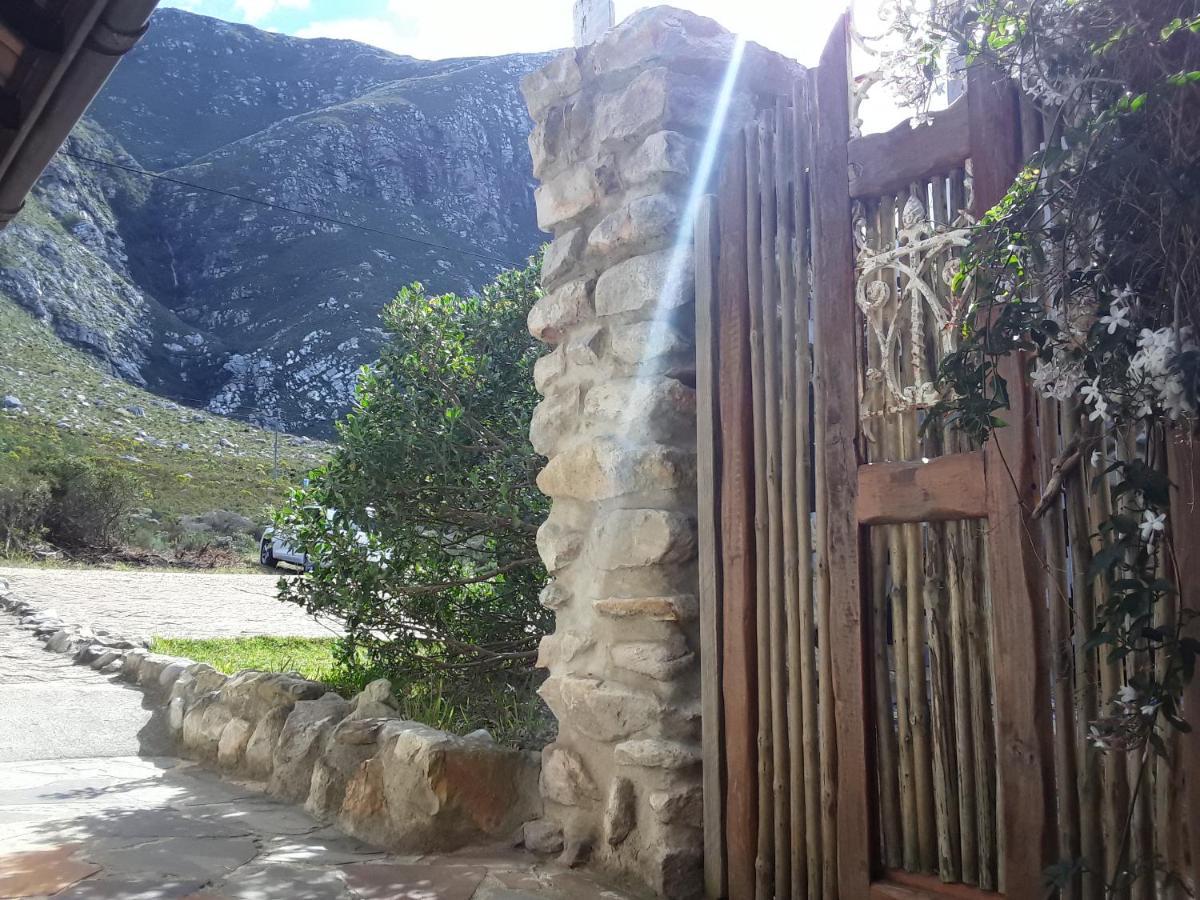 The Trailhouse Hotel Bettyʼs Bay Buitenkant foto